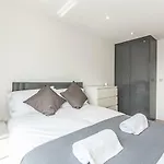 Modern Apartment Canary Wharf